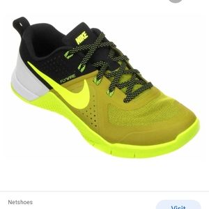 Sale 🎉Nike Flywire yellow ,black and white shoes